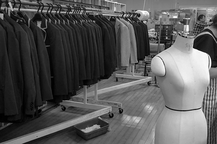 工場で製造のイメージ(白黒)