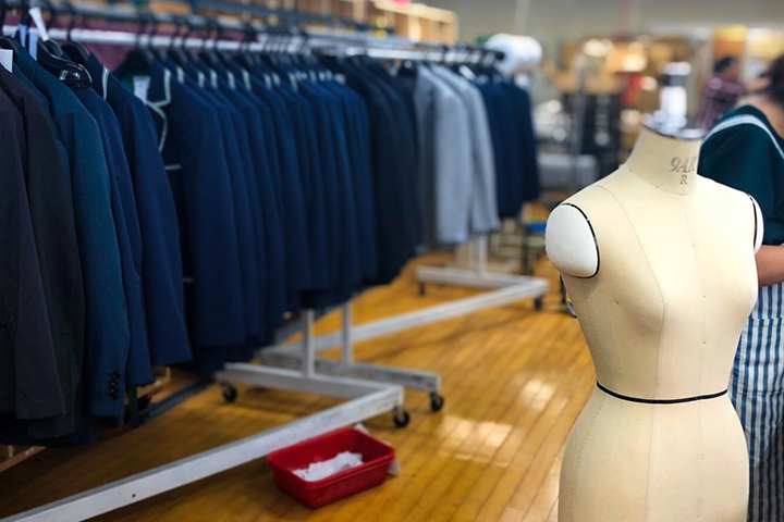 工場で製造のイメージ(カラー)